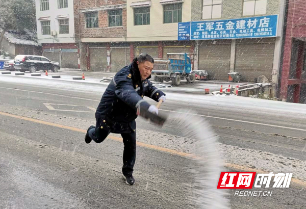 隆回县在路上撒融雪剂_副本.jpg